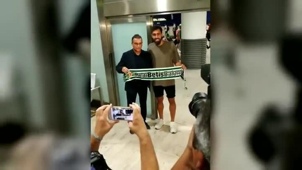 Llegada de Borja Iglesias al aeropuerto de Sevilla para fichar por el Betis.