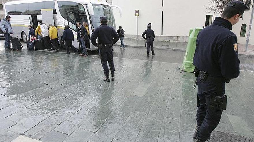 Los jugadores del Maccabi de Tel Avi, a su llegada hoy a Málaga en medio de un gran despliegue de seguridad.