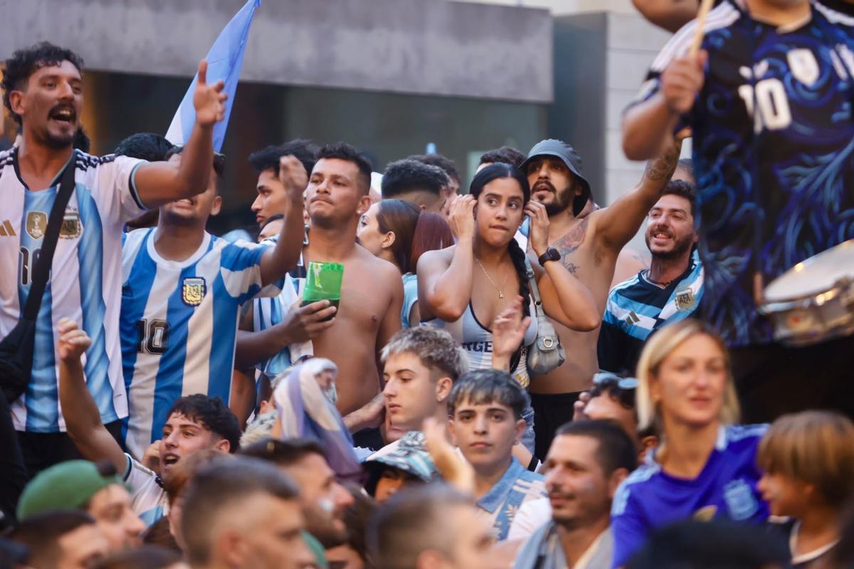 El centro de Alicante, lleno de hinchas argentinos para ver la semifinal del Mundial frente a Inglaterra