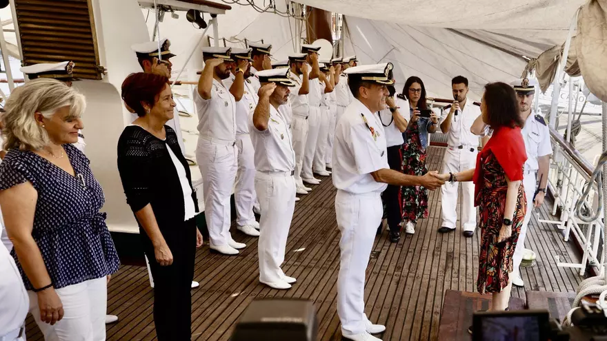VÍDEO: La ministra Margarita Robles visita el buque-escuela "Juan Sebastián de Elcano" en Gijón