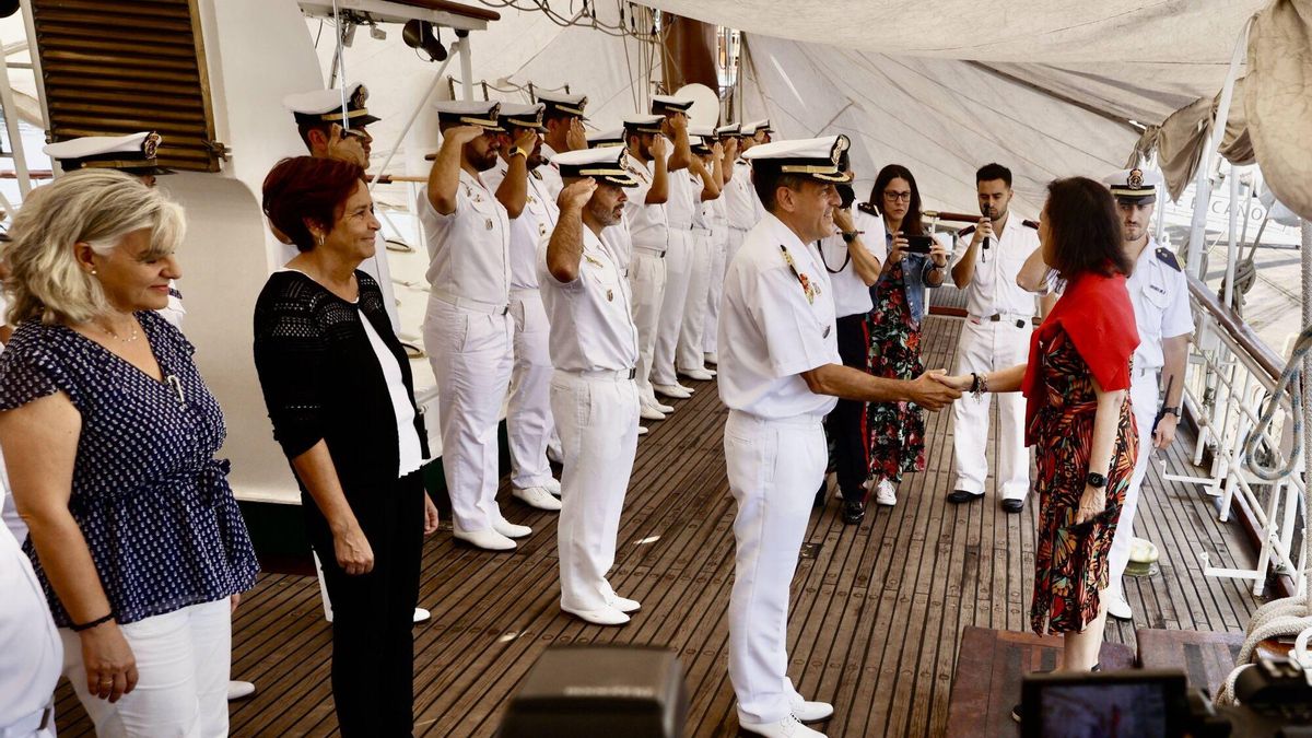 VÍDEO: La ministra Margarita Robles visita el buque-escuela "Juan Sebastián de Elcano" en Gijón
