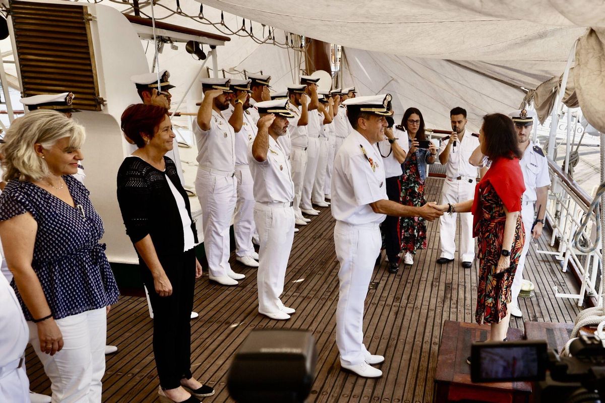 VÍDEO: La ministra Margarita Robles visita el buque-escuela Juan Sebastián de Elcano en Gijón