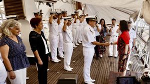VÍDEO: La ministra Margarita Robles visita el buque-escuela Juan Sebastián de Elcano en Gijón