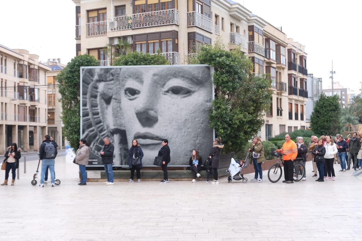 La cola en el Paseo de la Estación llegaba más allá del vitromosaico de la Dama