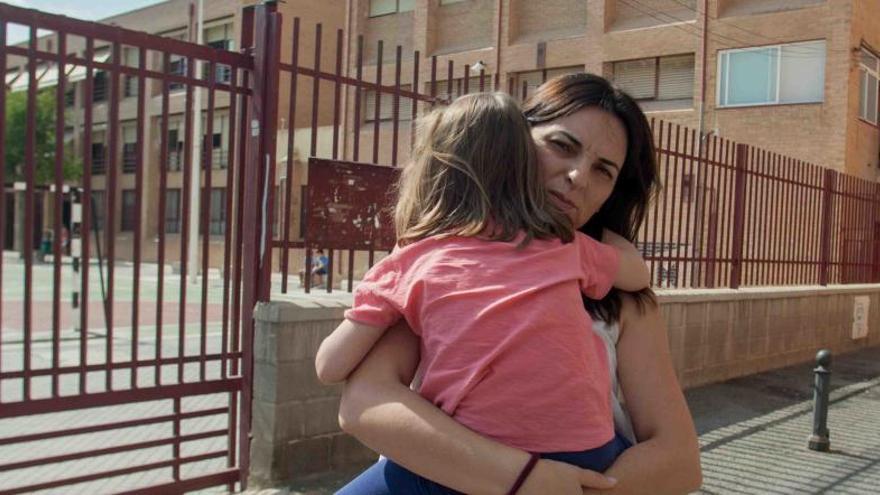 Una madre reclama un ascensor en el colegio Sanchís Guarner ante la enfermedad de su hija