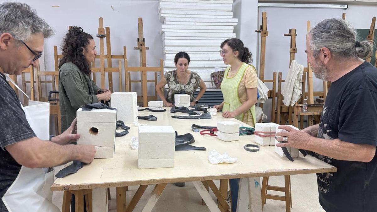 Veinte creadores se adentran en la fabricación de moldes en Belas Artes.