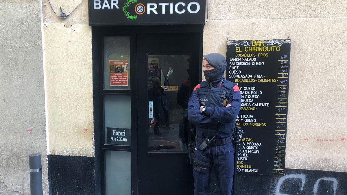 La Guardia Urbana entra pistola en mano en un ’narcopiso’ de la calle de Valldonzella para cerciorarse de que no quedaba nadie en su interior.