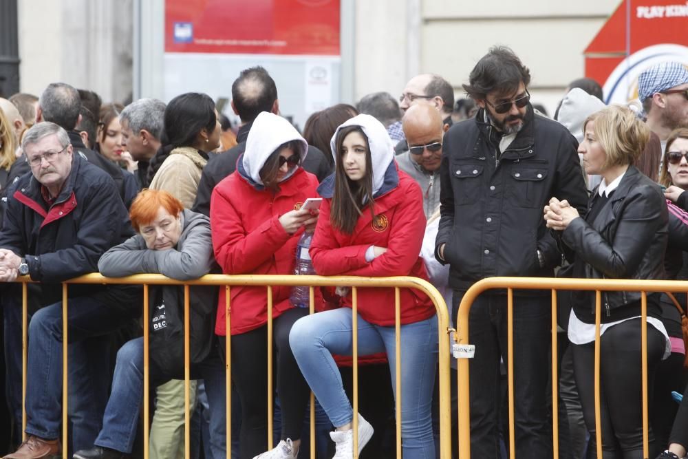 Ambientazo en la mascletà del día de la Crida