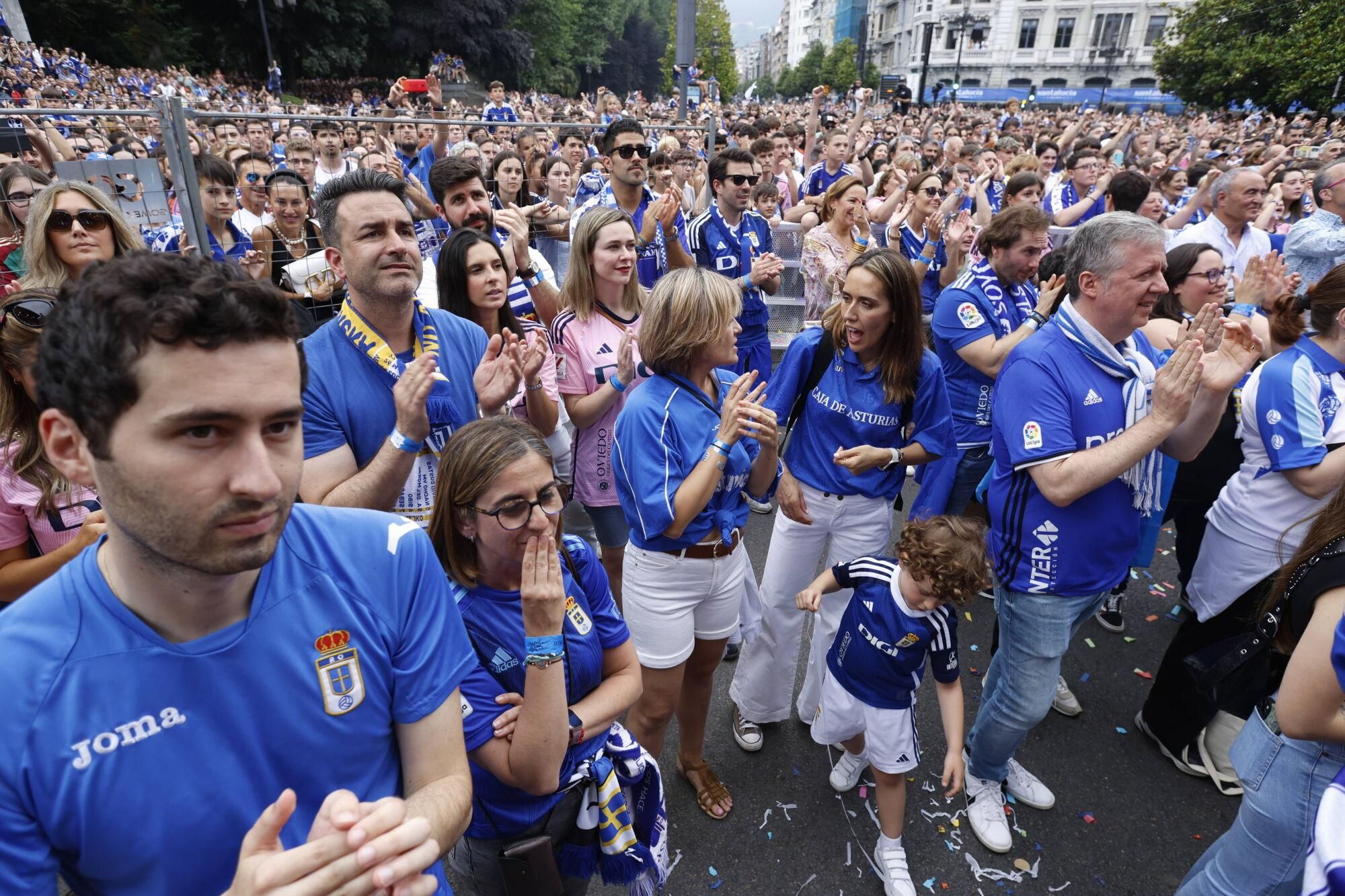 Locura azul en las calles de Oviedo para celebrar el ascenso del equipo a Primera División