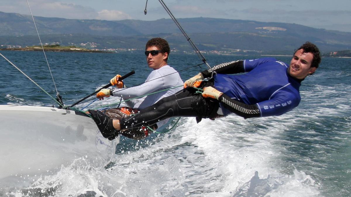 Nico Rodríguez entrena en aguas de la ría de Arousa en 2009 junto a Sergio Crespo