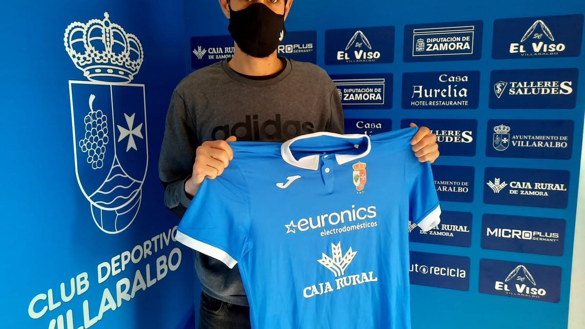 El central Rochela posa con su nueva camiseta como parte del CD Villaralbo.