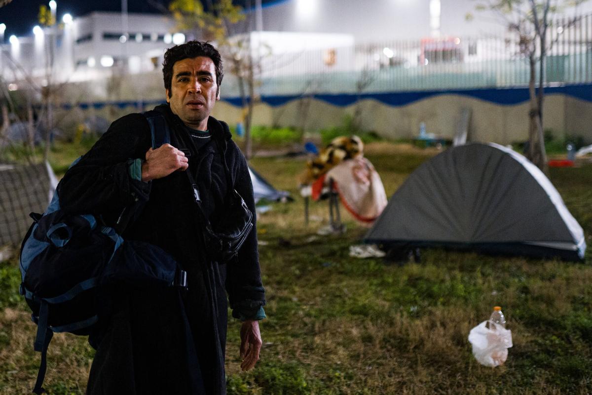 Ammar carga con su mochila la noche antes de ser desalojado del campamento donde duerme, en la calle 2 de Zona Franca.