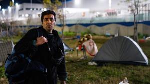 Barcelona. 09/02/2026. Sociedad. Ammar carga con su mochila la noche antes de ser desalojado del campamento irregular donde duerme, en la calle 2 de Zona Franza, cerca de la estación de metro Zal Riu Vell. AUTOR: Marc Asensio Barcelona, Catalunya, España, Zona Franca, campamento irregular, tiendas de campaña, sin hogar, desalojo, insalubridad, derechos sociales, situación irregular, Zal Riu Vell, calle 2