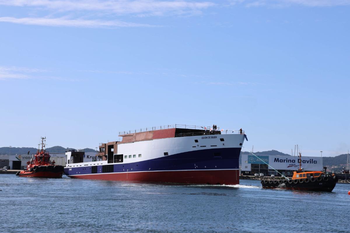 El "Odón de Buen" toca el agua en Vigo