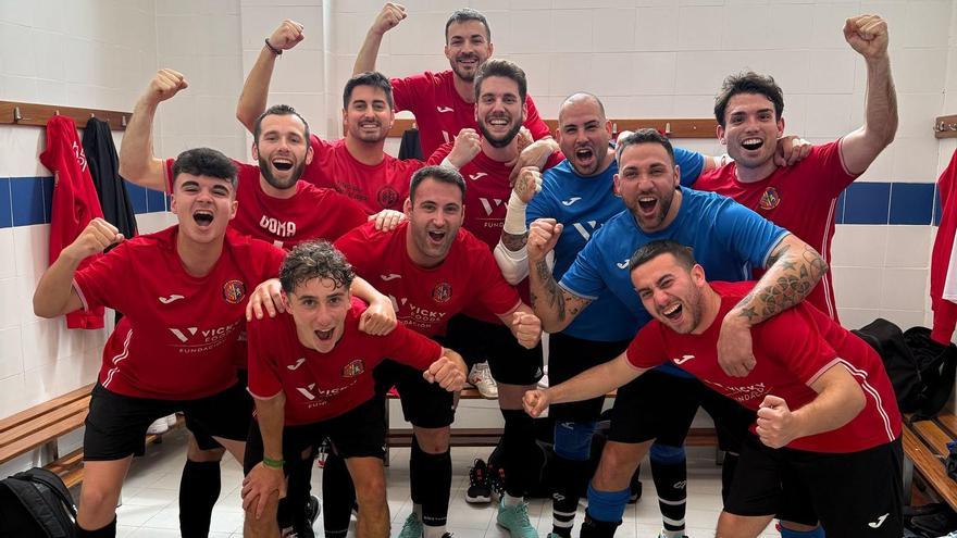 Los jugadores de la UE Llocnou celebran su último éxito