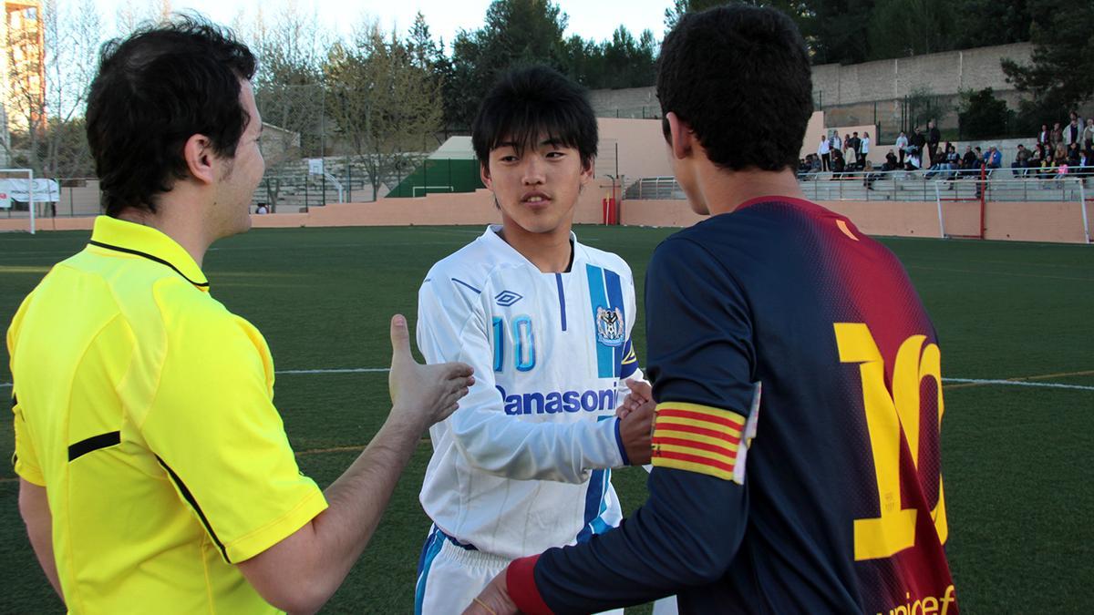 Ritsu Doan saluda a Aleñà antes del Gamba Osaka-Barça en el campo del CIDE del torneo disputado en Mallorca. Fútbol