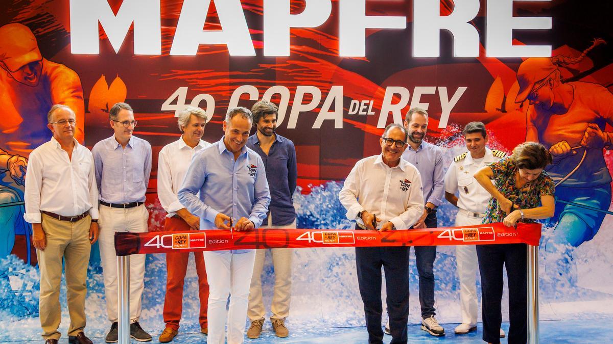Óscar Celada y Emerico Fuster cortan la cinta de inauguración en el RCNP.