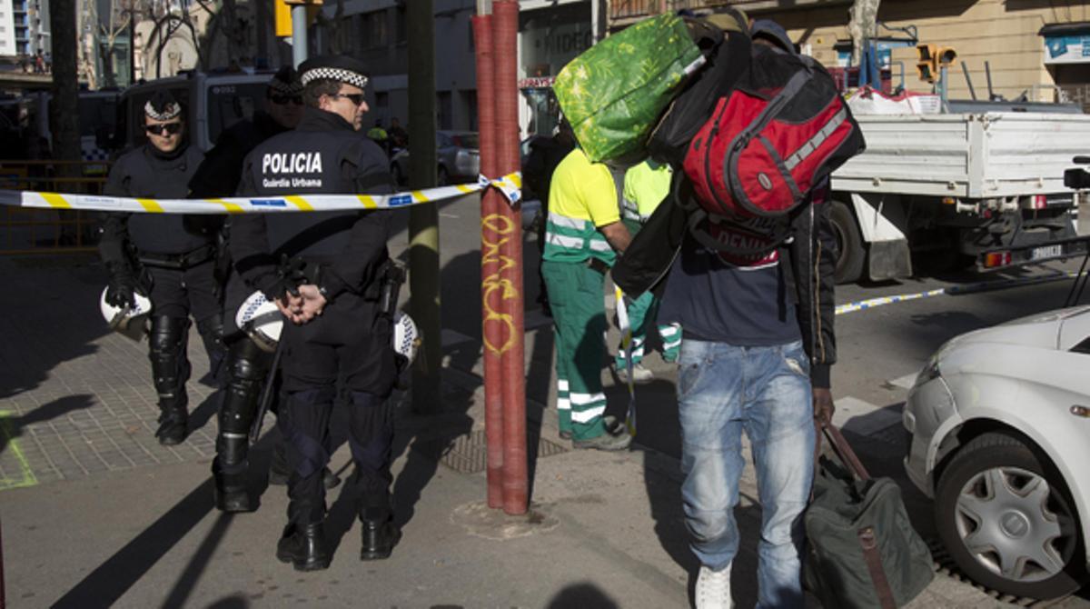 Desenes d’immigrants desallotjats al Poblenou.
