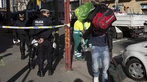 Desenes d’immigrants desallotjats al Poblenou.