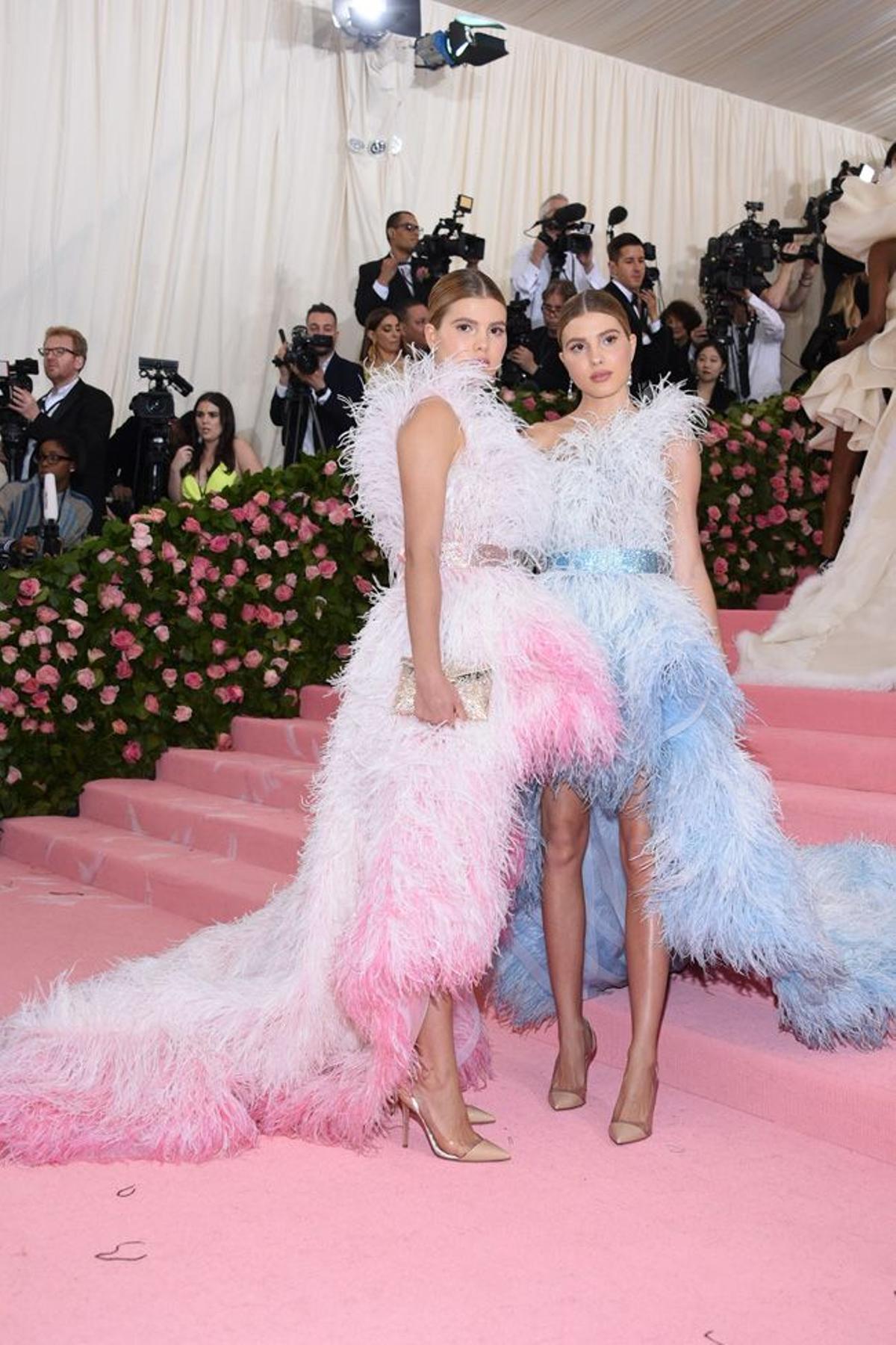 Victoria y Cristina Iglesias con vestidos de plumas de Oscar de la Renta en la Gala Met 2019