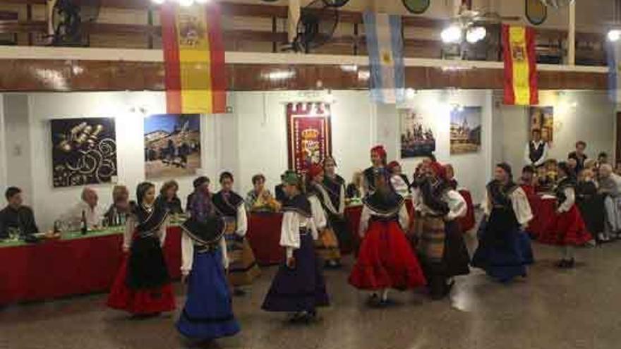 Un grupo de jóvenes realiza un baile regional durante la celebración.