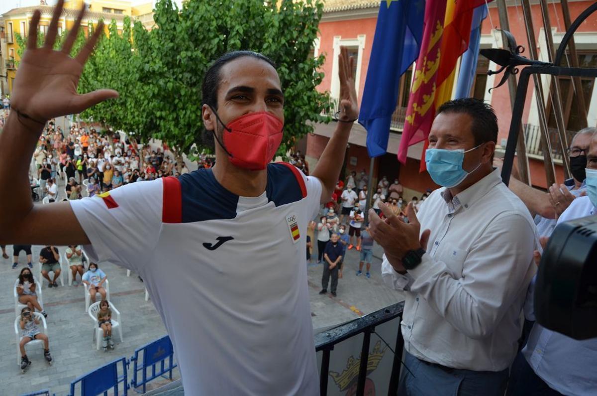 Mohamed Katir es recibido en Mula.