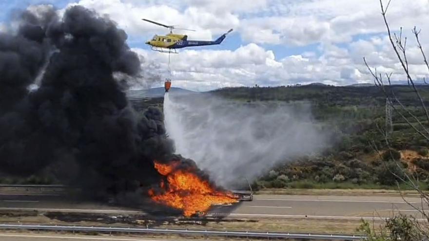 El incendio de un camión corta casi tres horas la A-52 en un tramo de 20 kilómetros en Vega de Tera