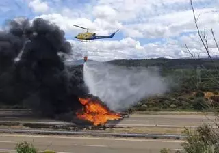El incendio de un camión corta casi tres horas la A-52 en un tramo de 20 kilómetros en Vega de Tera