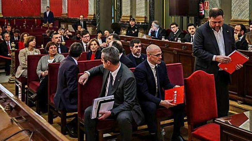 Oriol Junqueras, dret al costat de la resta de presos independentistes