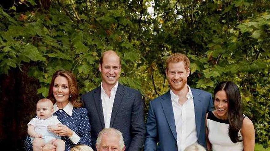 El príncipe Carlos con su familia.