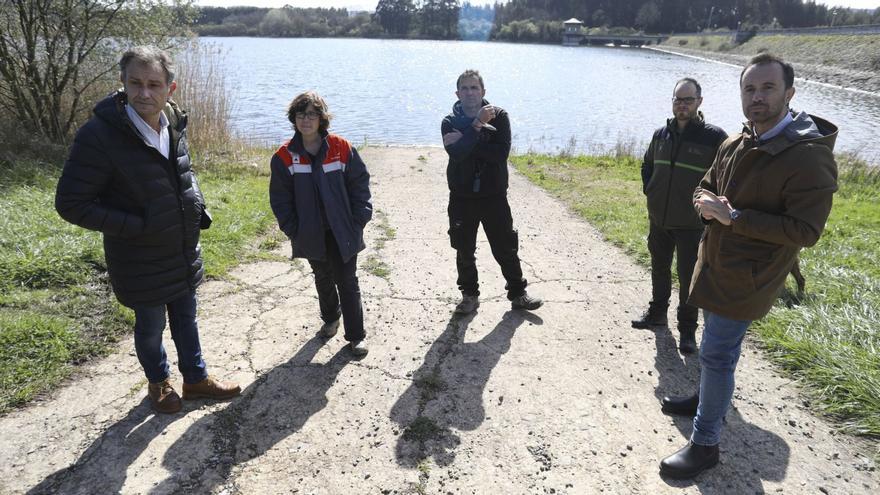 El embalse de La Granda rebosa de grandes truchas