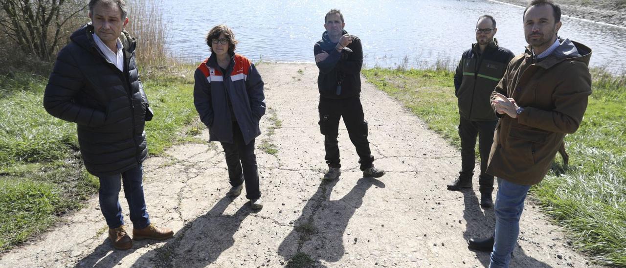 Por la izquierda, Jorge Suárez, María González, Enrique Berrocal, Arturo Ávila y David Villar en el embalse de La Granda. | R.S.