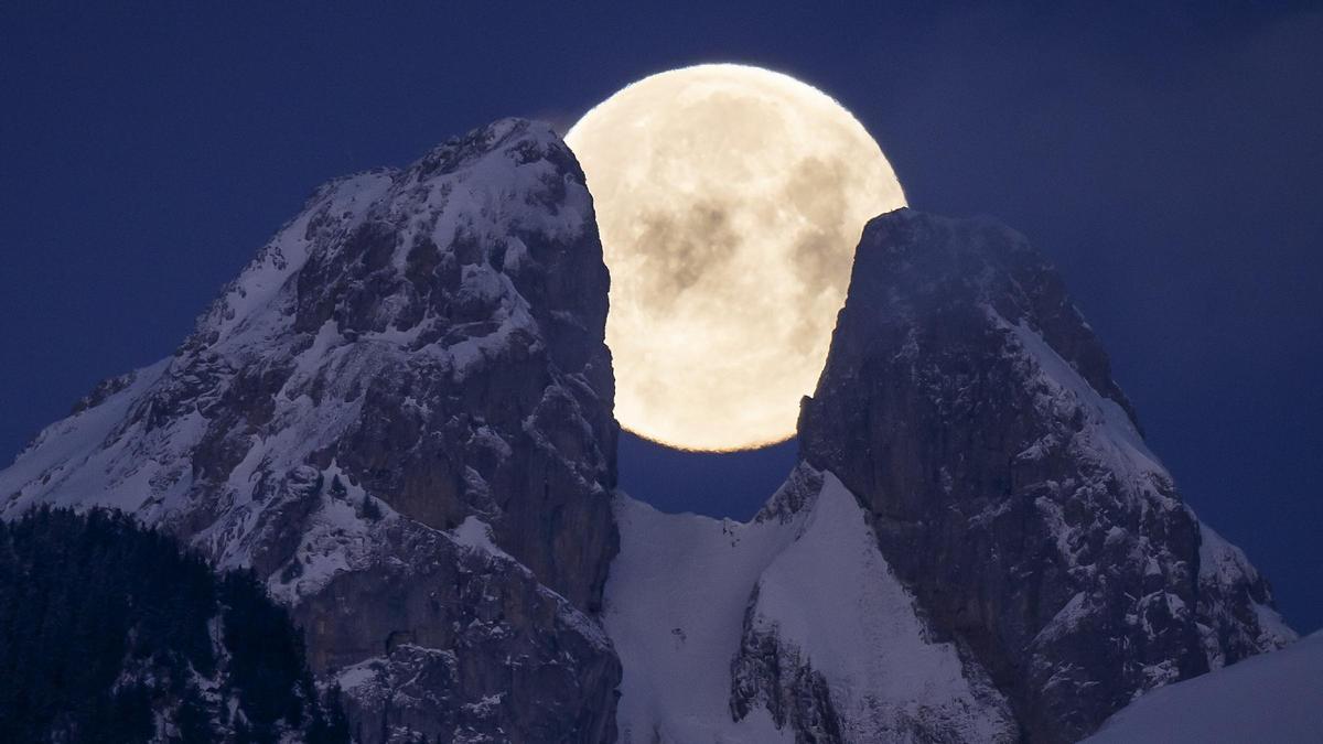 La luna llena se oculta detrás de los picos gemelos de la montaña de Les Jumelles, en los Alpes, el 6 de febrero del año pasado.