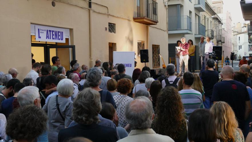 El nou Ateneu de Figueres atrau desenes de persones el dia de la seva inauguració