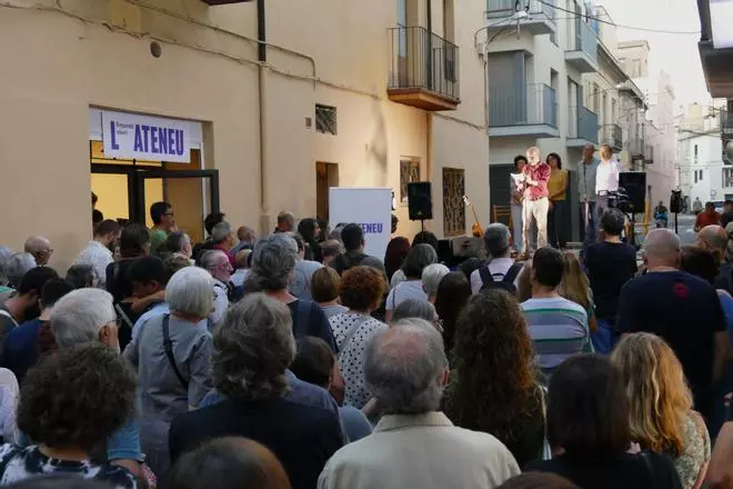 El nou Ateneu de Figueres atrau desenes de persones el dia de la seva inauguració