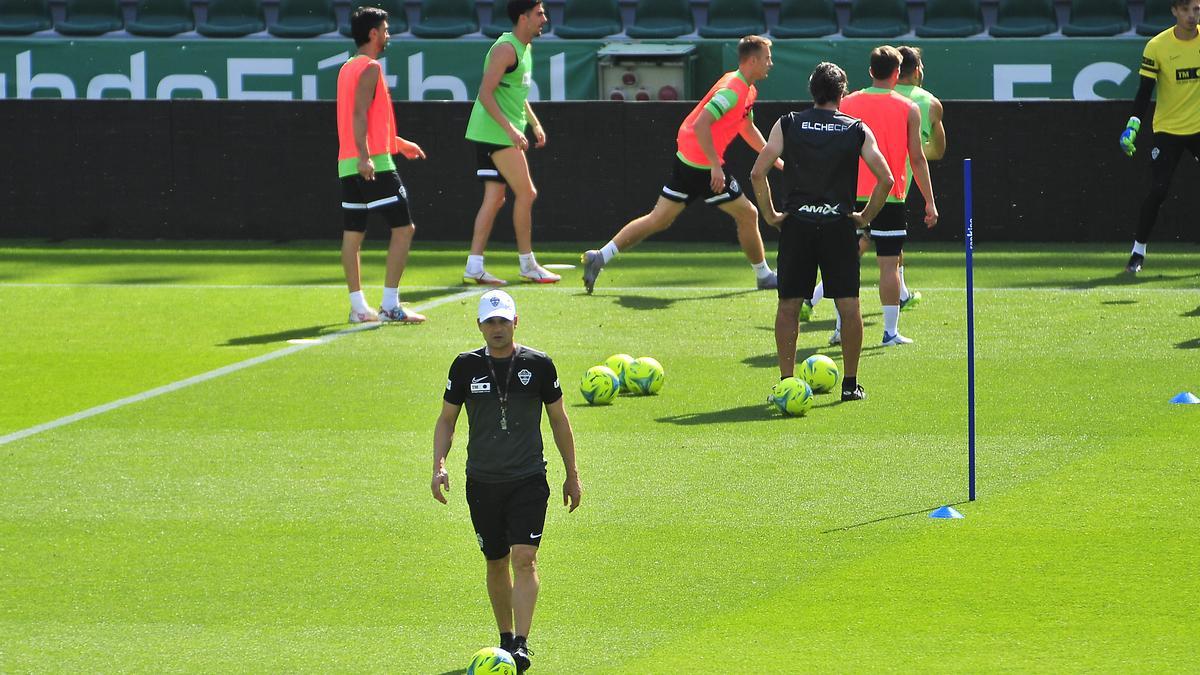 Francisco y de espaldas sus jugadores, durante uno de los últimos entrenamientos