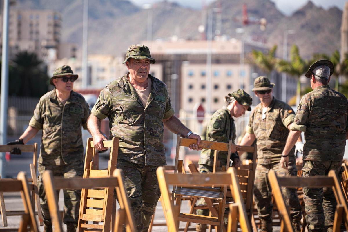 El Ejército coloca las sillas para la misa del papa León XIV en el puerto de Santa Cruz de Tenerife