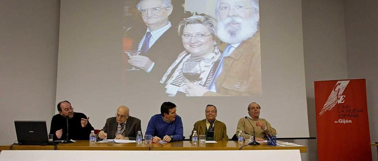 Por la izquierda, Luismi Piñera, Julio Puente, David Viña, Paco Prendes y Alfonso Peláez, bajo una imagen de Las Clotas y Dioni Viña con su mujer, Lola Aguado, ayer, en el Club LA NUEVA ESPAÑA de Gijón.