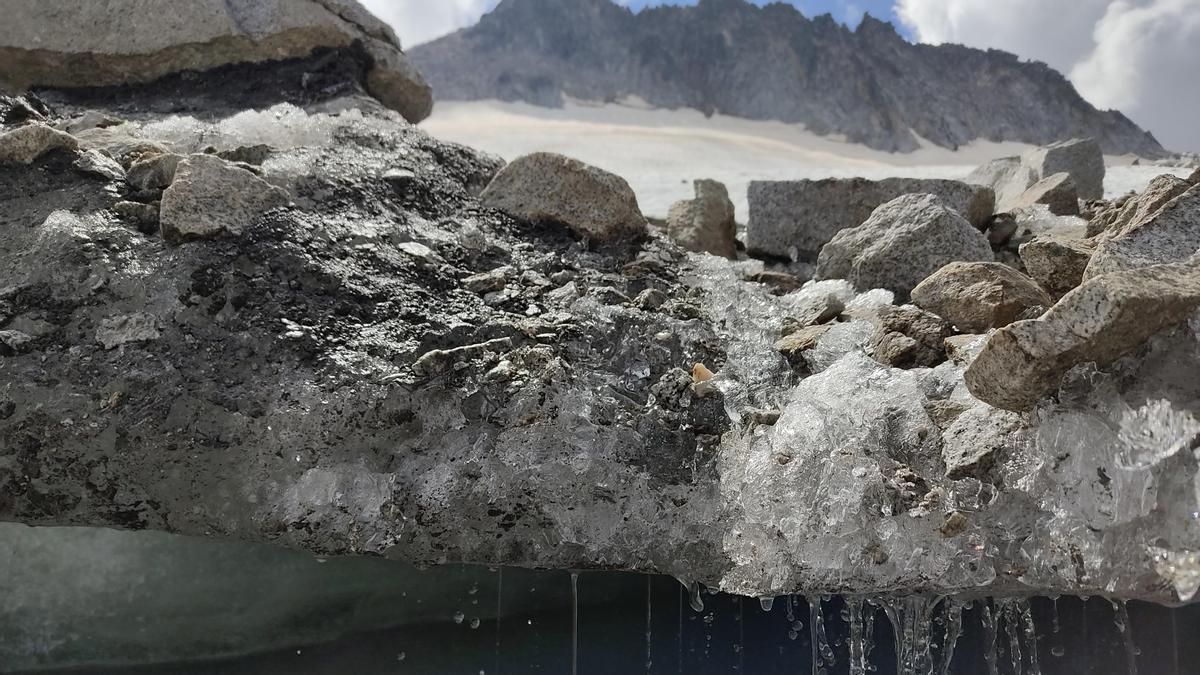 El frente glaciar del Aneto, cuya superficie retrocede año tras año, en septiembre de 2020.