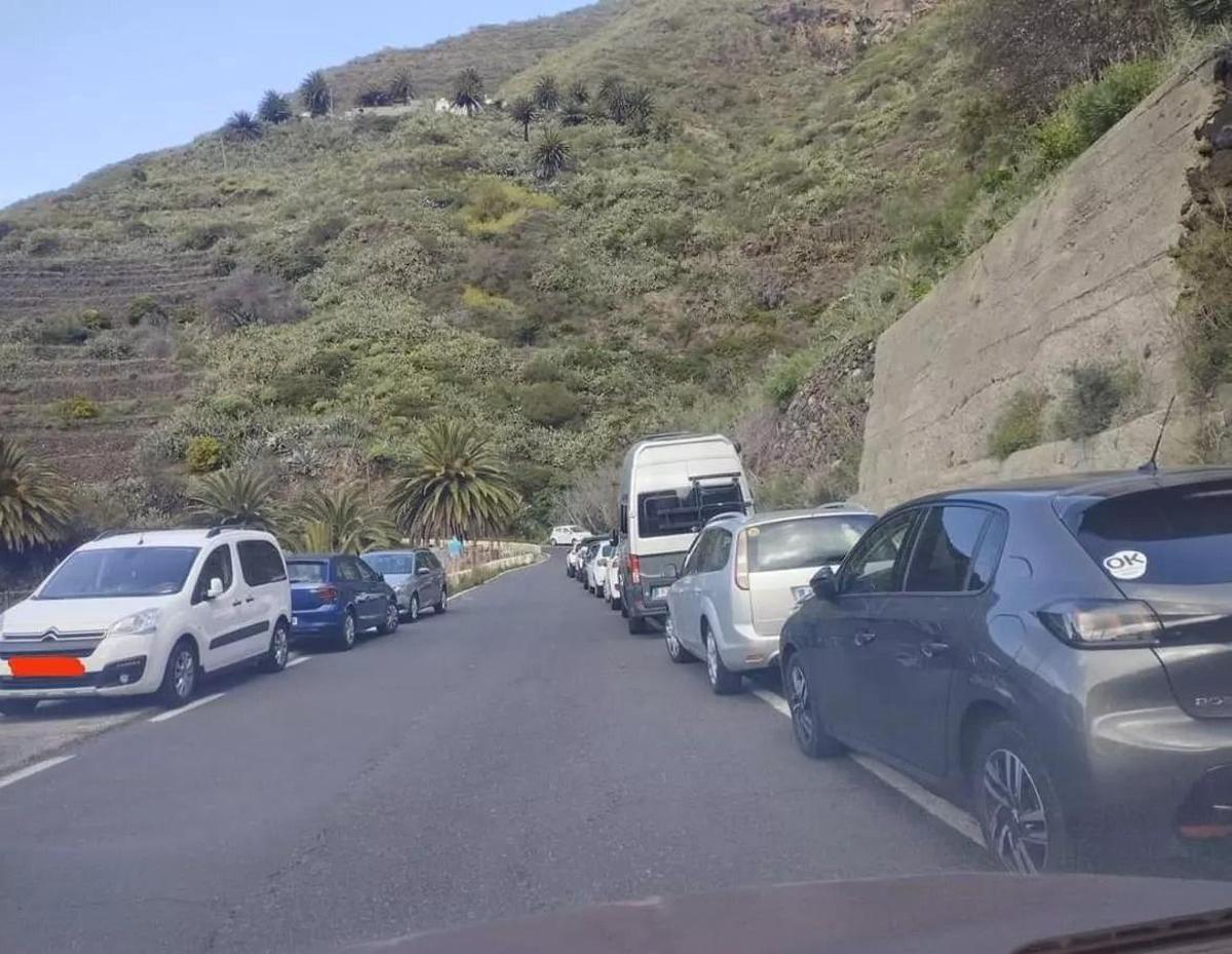 Vehículos mal aparcados en los alrededores del acceso al barranco de Masca.