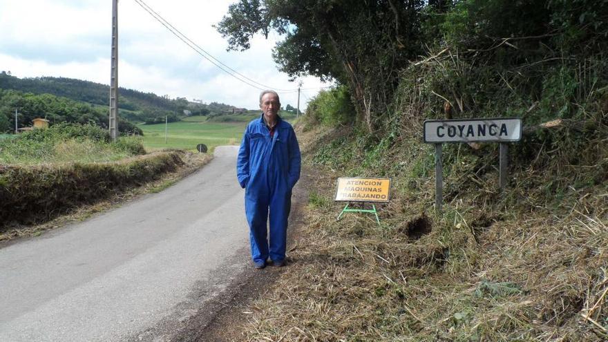 Roberto Badiola, ayer en un tramo de la vía, que se está limpiando, a la entrada del pueblo.