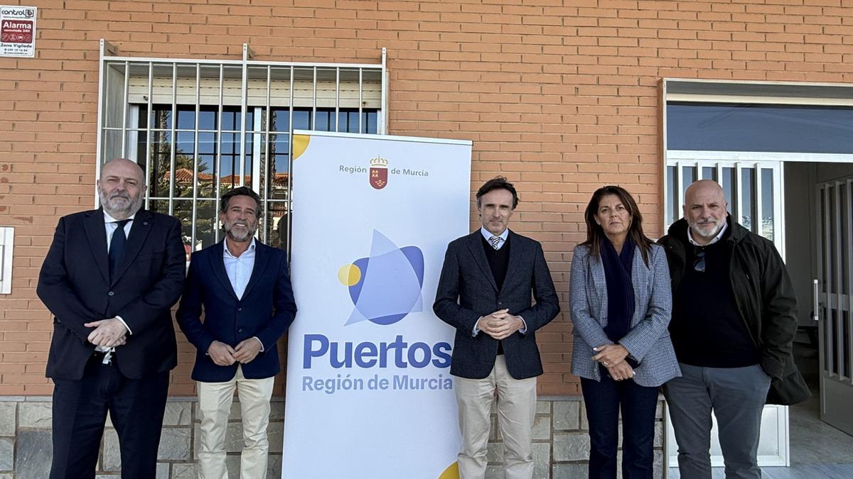 Jorge García Montoro, este viernes durante la visita a las obras del puerto de Cabo de Palos y junto a la nueva marca.