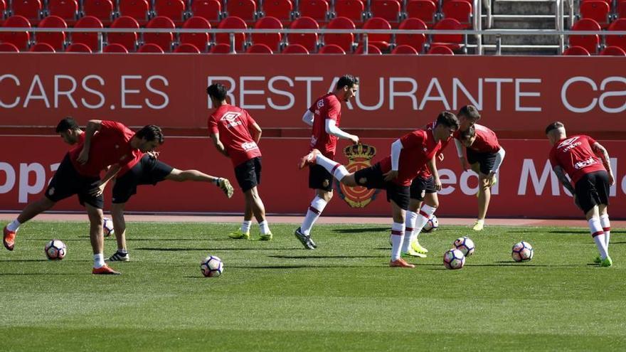 Un grupo de futbolistas del Real Mallorca entrenando ayer en Son Moix.