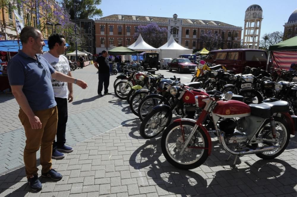 Lo coches antiguos conquistan  el Cuartel de Artillería