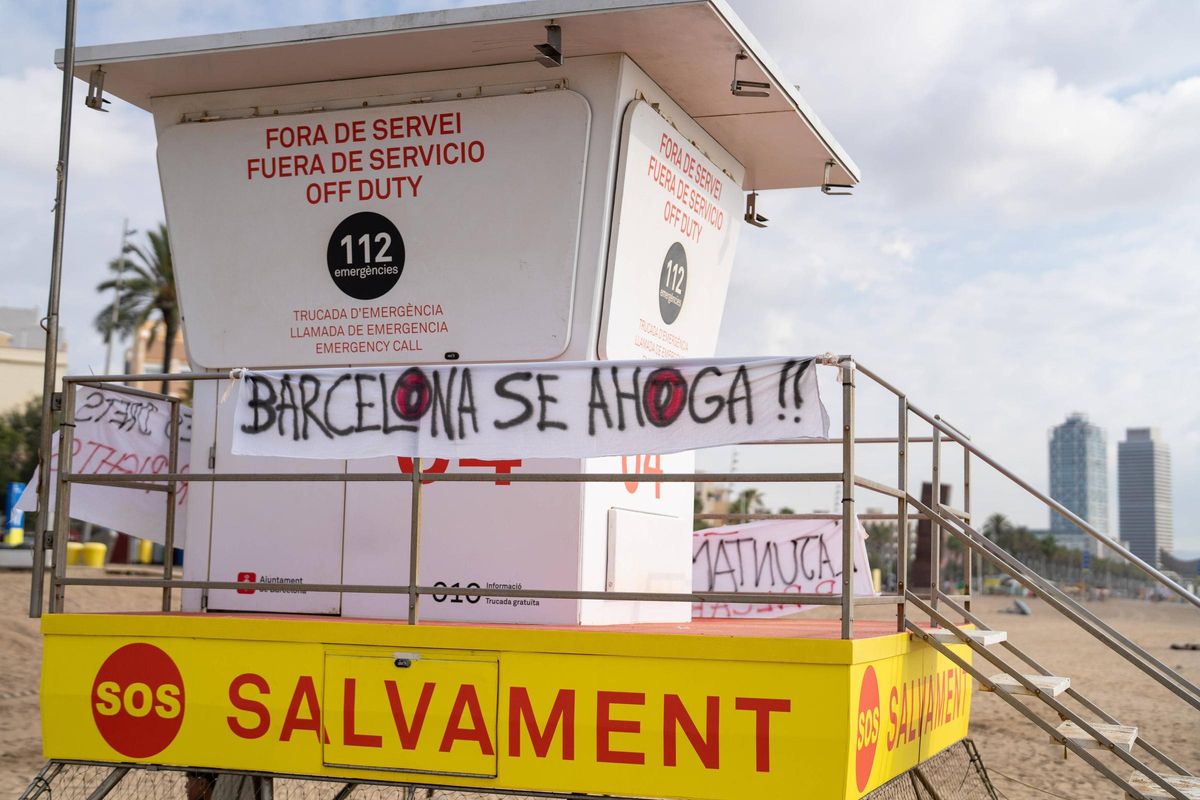 Los socorristas de Barcelona protestan contra la precariedad y la falta de personal