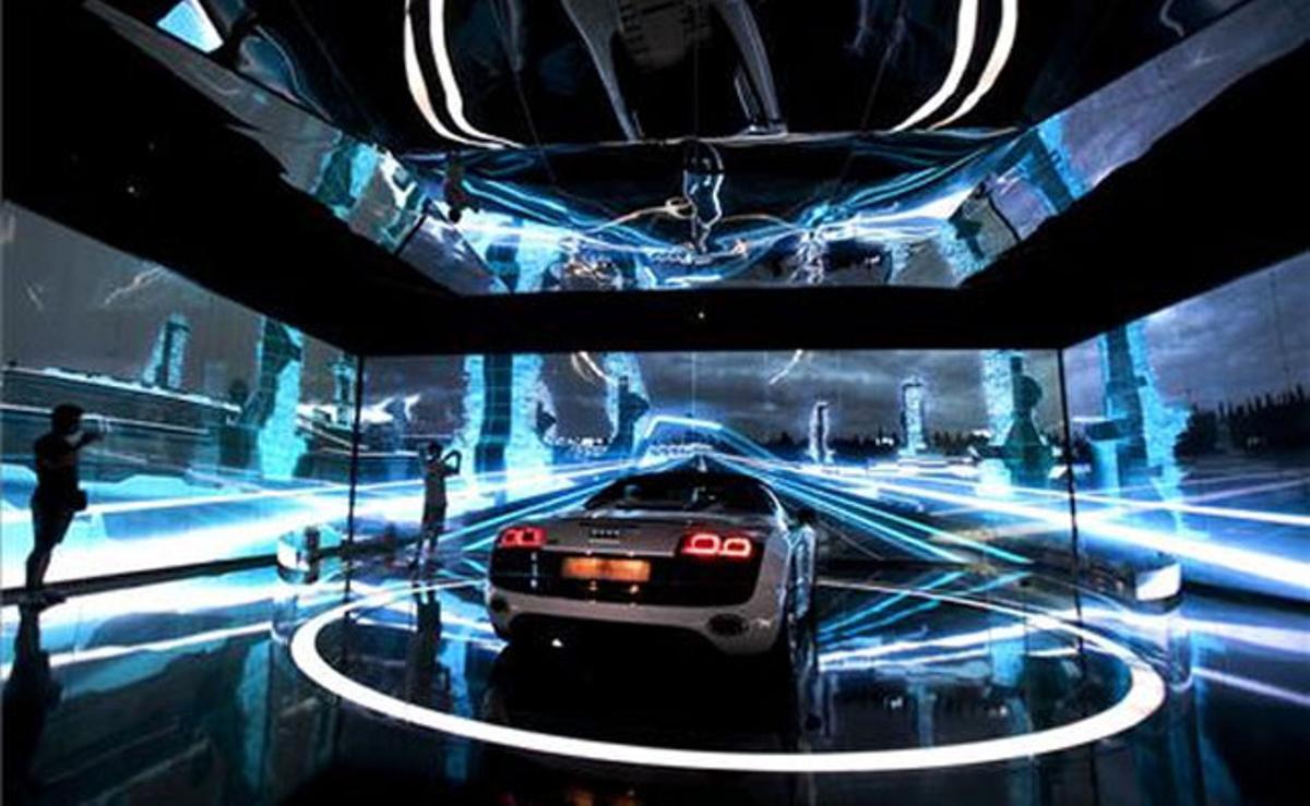 El nou Audi R8 es reflecteix als miralls que envolten l’estança on s’ubica el cotxe esportiu durant la seva presentació a Pequín (Xina).