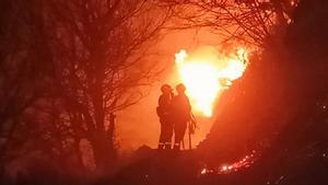 Els bombers miren d’extingir un incendi a Canejan (Lleida), que ja ha cremat 200 hectàrees