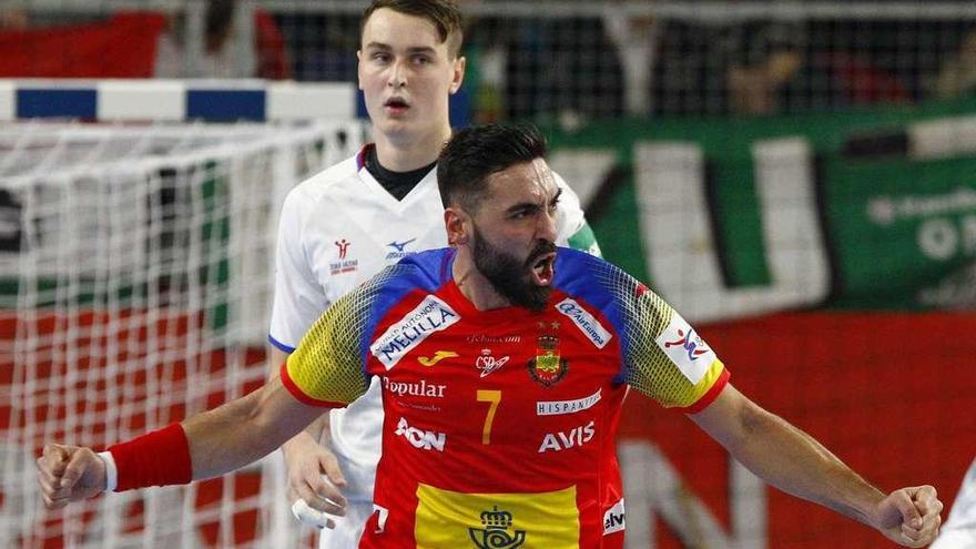 Valero Rivera celebra uno de los goles de la selección española. // AFP