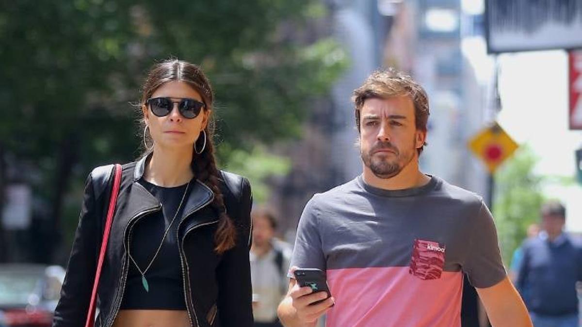 Fernando Alonso y Linda Morselli por la calle