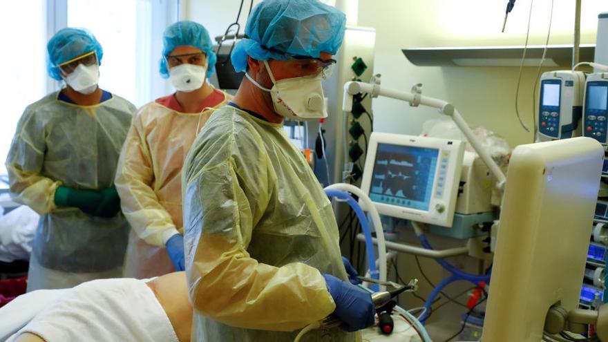 Personal mèdic tracta un pacient en un hospital de Berlín